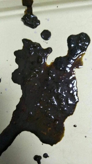 狗狗大便黑色正常吗，狗狗大便黑色正常吗吃什么药？