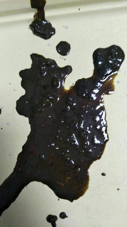 狗狗拉黑色的便便正常吗?