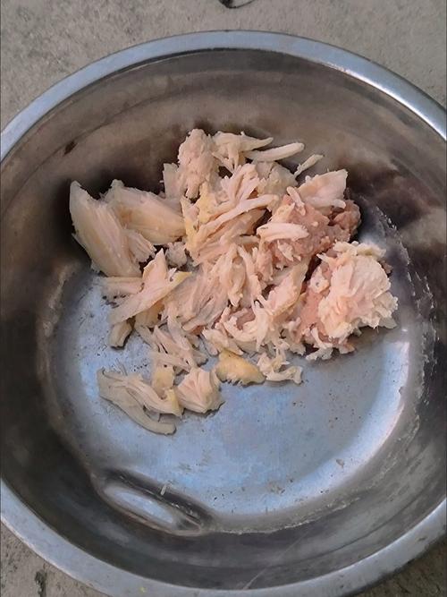 给狗狗白水煮鸡胸肉煮几分钟