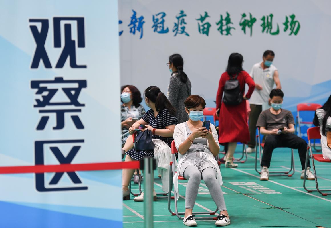 狗狗发情,请问配种前能打疫苗吗??