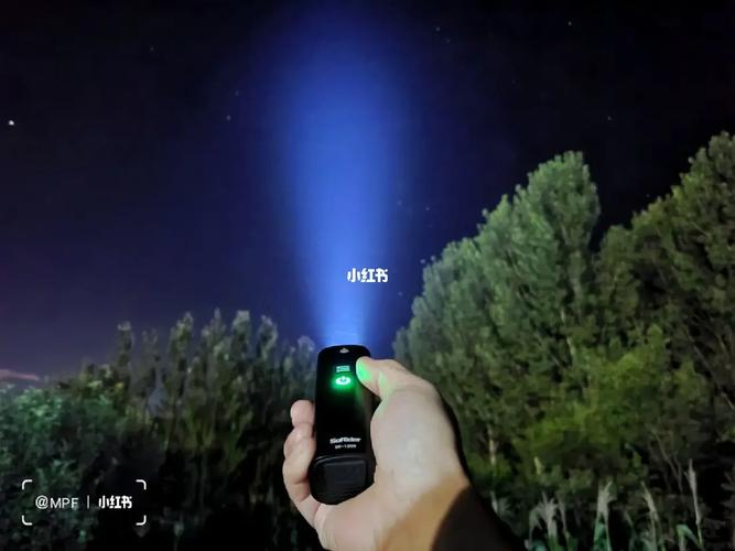 ...来个人回来个人答我吧眼睛是蓝色的,晚上拿手电照只有一边红...