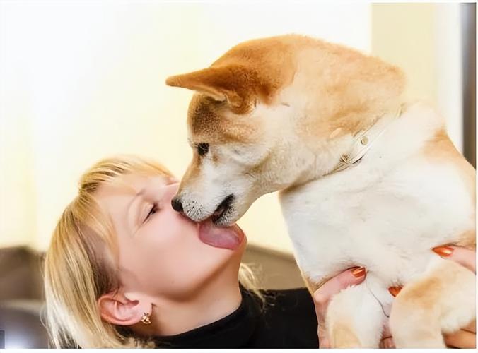 为什么小狗喜欢舔人吐在地上的唾液?!