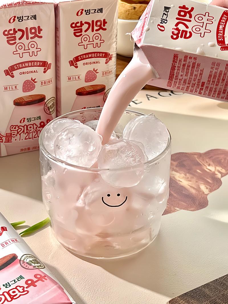 拉布拉多幼犬带有草莓味的酸奶能不能喝