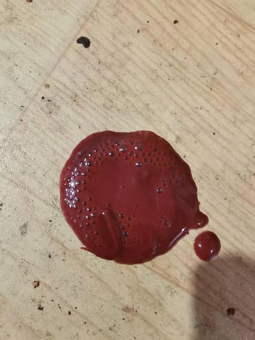 狗狗细小第十天,便便里还有血,鲜红色的,但不多,请问怎么办?